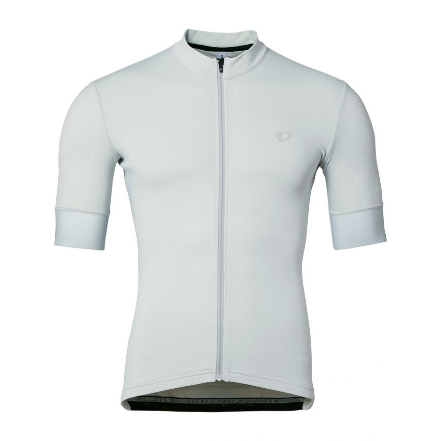 採用吸濕排汗、抗UV50+及抗菌防臭機能性布料製作，穿著舒適度極佳。 兩袖及後擺均加有反光飾條，增加夜間騎乘時的辨視度。車衣下擺加止滑條，防止車衣上捲。 手臂袖管部份採用貼合及透氣性更佳的機能性布料，