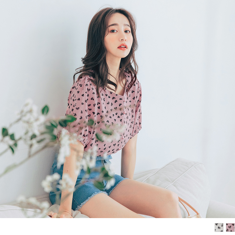 選用舒適親膚、不易皺材質，節省出門整理衣服的時間，懶人穿搭必備單品。 滿版手繪愛心印花搭配造型開襟設計，營造甜美可愛女孩風格。 五分公主袖型，遮住手臂肉肉讓視覺看起來更纖細。 此款2色上衣，穿出屬於妳