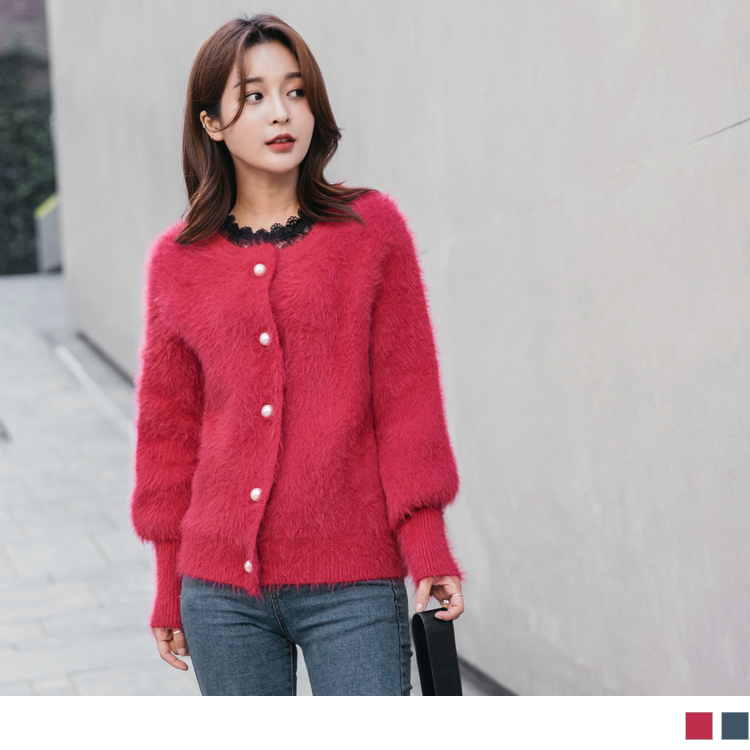 版型偏大 請依照個人喜愛的舒適度購買 仿兔毛手感的包芯紗面料， 使肌膚保暖舒適一整天~ 珍珠排釦設計增添優雅迷人氣息， 質感的純色調打造品味穿著~ ********************** 小提醒