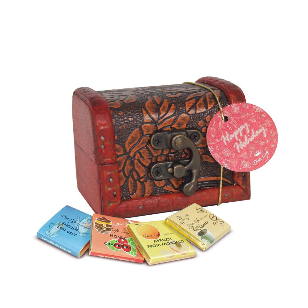 推薦您幸運的珠寶盒，在打開後還能給她意外的驚喜喔!15入風味純巧克力片，是Diva Life的特色商品之一，堅持只採用世界上頂級的可可原料以及傳統的比利時巧克力工法，口感獨特，讓人想要一嚐再嚐。六大系