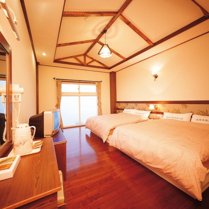 4人份晚餐。晚餐餐點內容:四菜一湯+水果。餐點如有變動，將提供等值餐點替換。 2.本券平日(週日~週五)適用，假日(週六)須加價$1820方可使用，特殊節日(農曆春節期間、國定假日及連續假日依現場公佈