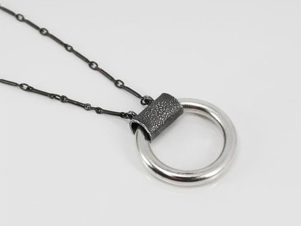 - 避免化學藥劑 : 避免直接接觸化妝品、香水、髮膠、清潔劑。請避免在洗澡時、溫泉區、海水、泳池(含氯) 佩戴。運動後請將酸性汗水清潔，日常碰水後請使用棉布擦拭至乾即可。 - 關於深層保養 : 若購買