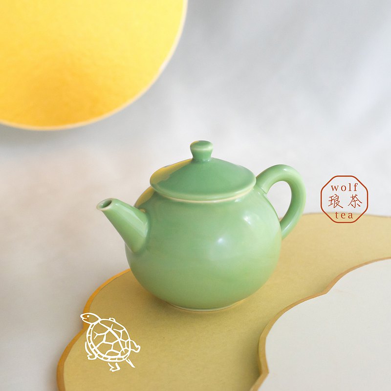※ 本商品為【琳琅茶壺】翠龜 / 綠彩釉・單件裝 ※ 玉潤釉彩｜獨一無二手工燒結・每件色澤富有細微變化 ※ 附：紀念紋樣套卡＋收納禮盒