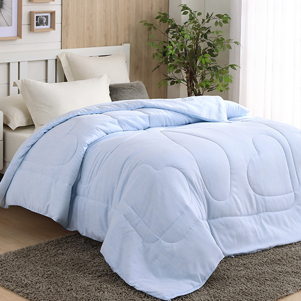 收到的瞬間摸到材質好柔軟好舒服 讓你反覆抱在懷中…一直摸一直摸… 表布設計手感極致細柔，捨不得放手的『水洗被』 軟綿綿像雲朵般的輕盈、透氣、無負擔 透氣、暖呼、溫暖每個夜晚‧‧‧‧ 最適合台灣忽冷忽熱