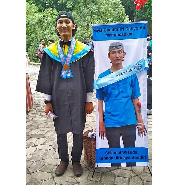 Wisudawan Bawa Banner Besar Ucapan Wisuda, Tulisannya 