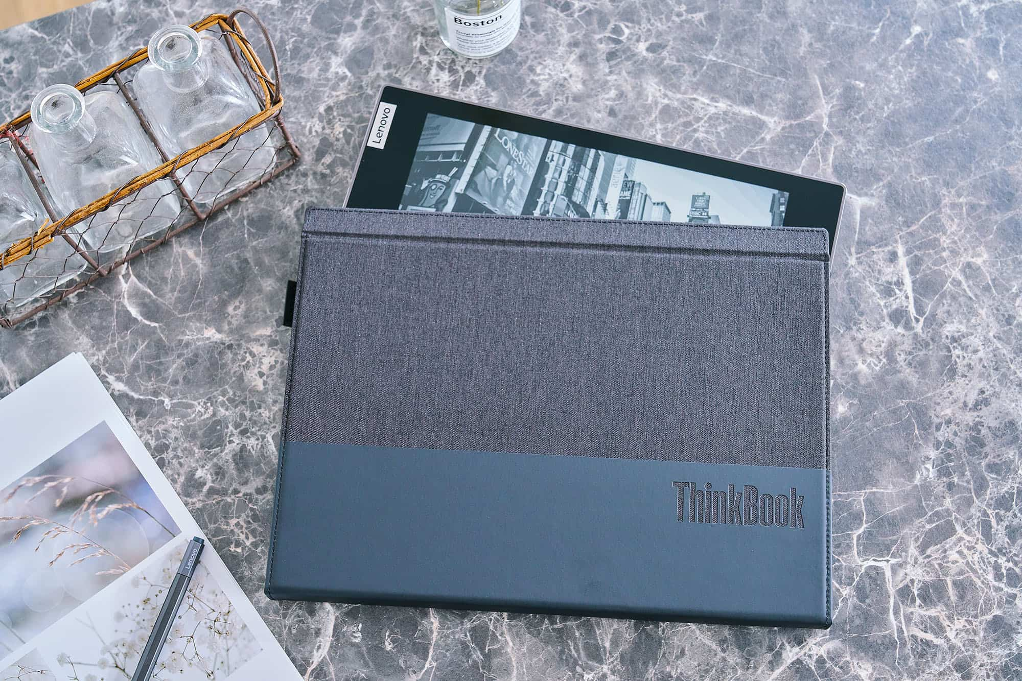 ThinkBook Plus 隨附了一只輕薄、質感細膩出眾的收納攜行袋，外出時能妥善保護筆電機身。