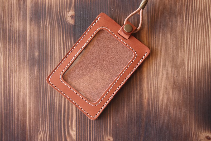 證件套：10.5cm x 7.5 cm；視窗大小為 7.5cm x 5cm 頸繩：一圈約92公分，材質同樣為植鞣革製成，本組合僅搭配原色頸繩。 本商品材質皆為歐洲進口植鞣革，使用透染方式染製。