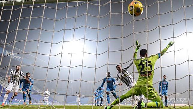Ronaldo mencetak satu gol kala Juventus mengandaskan Napoli 2-0 dalam partai Supercoppa Italiana. (Foto: AFP/Migeul Medina)