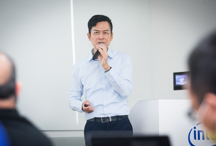 謝承儒在台灣架構日活動說明Intel製程的命名邏輯。