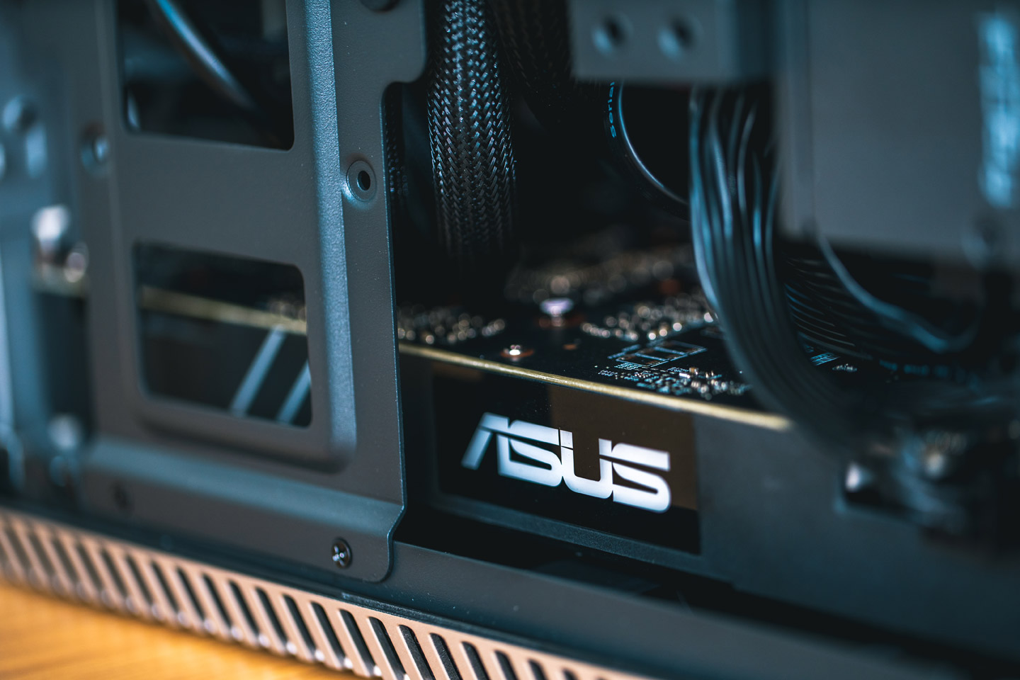 雖說 Era ITX 機身空間不算大，但卻可以塞得下兩張高效能的獨立顯卡。