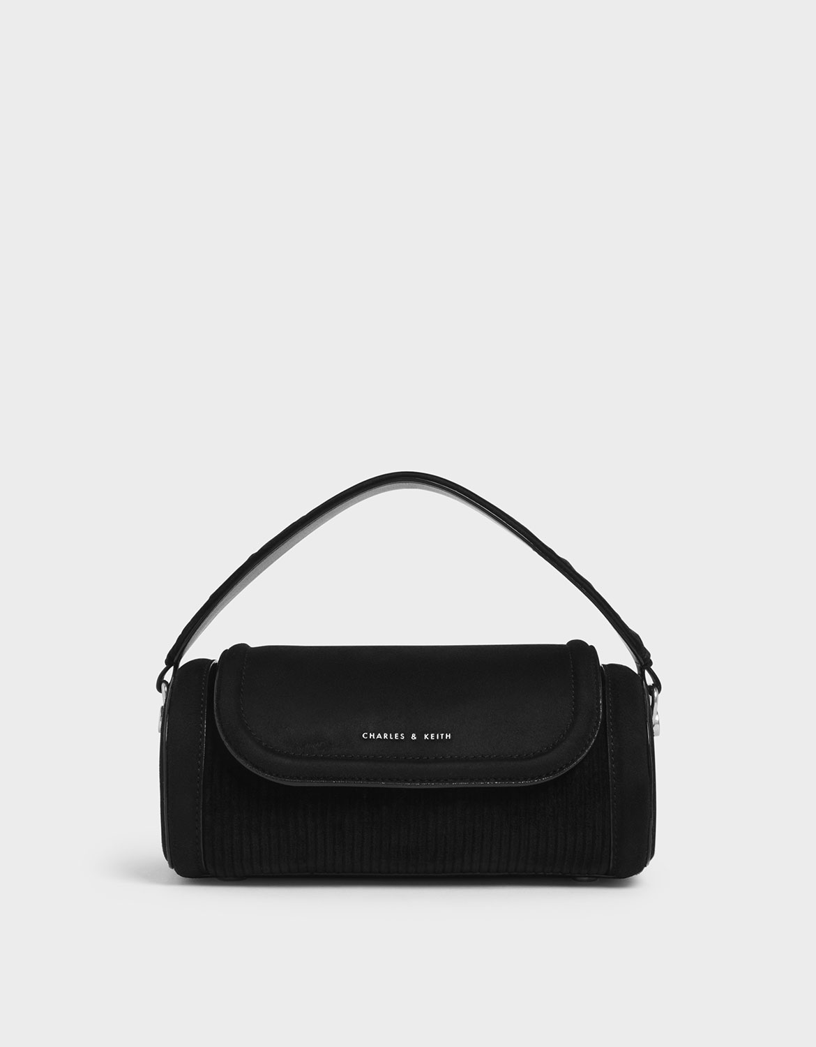 隨季節變化，燈心絨材質成為本季少不了的元素。斜背這款超迷你的旅行袋造型包包，駕馭當季趨勢，引領街頭潮流。