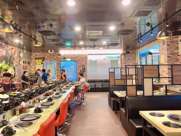 「台中西屯美食」台中火鍋燒烤吃到飽/謝師宴/團體聚餐推薦-燒烤與旋轉火鍋完美結合，打卡送芭比娃娃肉品－九牛一鍋燒烤吃到飽直擊分享