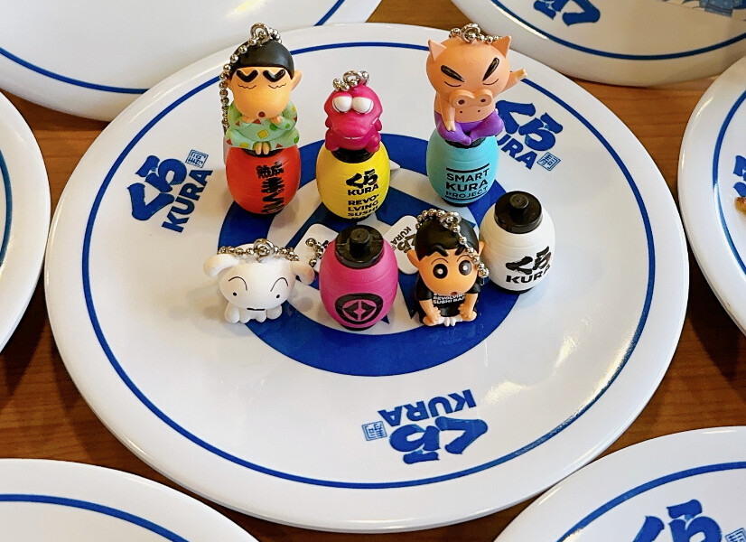 小新在藏壽司！藏壽司x蠟筆小新聯名扭蛋，小新公仔、胸章13款限定扭蛋「這天」開扭
