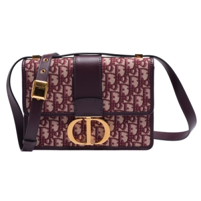 ★30 MONTAIGNE系列 ★搭配CD字母鎖扣辨識度高 ★緹花布材質打造 ★背帶可拆，可手拿/肩背