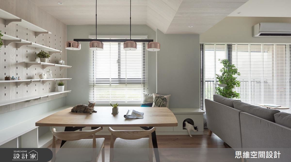 窗邊下方利用組合櫃結合貓砂盆收納，一旁還用洞洞板加入層板，變成貓大爺的專屬空間！