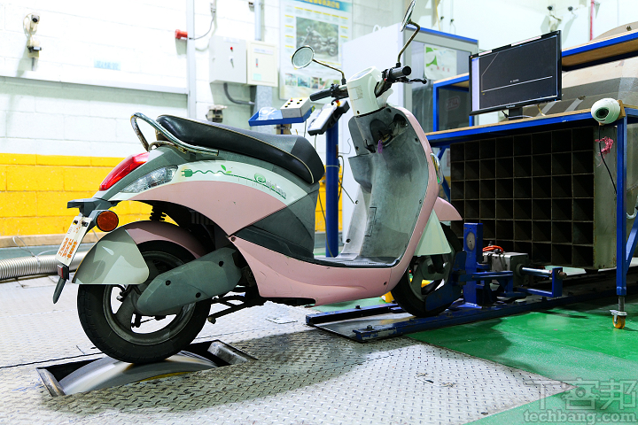 【影音】帶你看國內電動機車最高考驗的 TES 測試 8大「關卡」，除了得爬山、涉水，還要檢驗電磁波？！