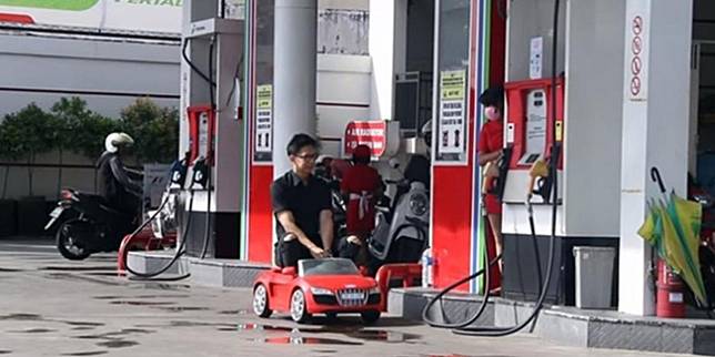 Orang Unik Ada Ada Saja Ini 6 Tingkah Unik Orang di Pom Bensin