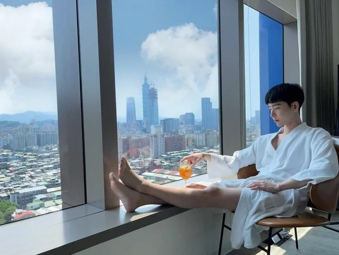 走年輕手繪都市風的【意舍酒店】這間台北住宿，外牆英文題字amba非常顯眼，在台北目前已有三家分館，其中松山分館略略遠離塵囂，卻又不失完備的購物美食機能，如CITYLINK松山店、蔦屋書店、饒河夜市等散步就可抵達，能飽覽101與基隆河畔絕佳的落地景觀更是台北住宿推薦一大賣點。