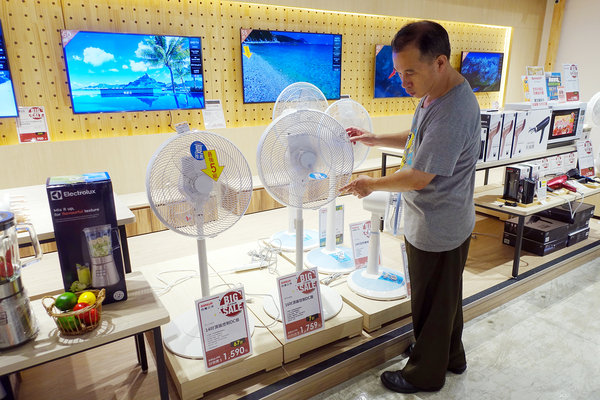 COVEx夏普展演活動，捷運小巨蛋站智慧生活館，結合咖啡店、家電體驗、廚藝教室、精選生活好物、特賣會，可場地租借且有網美牆打卡的主題式情境賣場