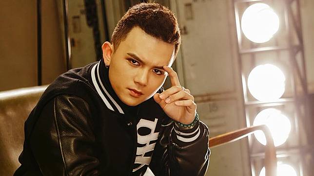 Anggota Boyband Korea ini Unggah Foto Saat Pergi Ke Masjid, Bikin Netizen Ingin Diimamin Deh!