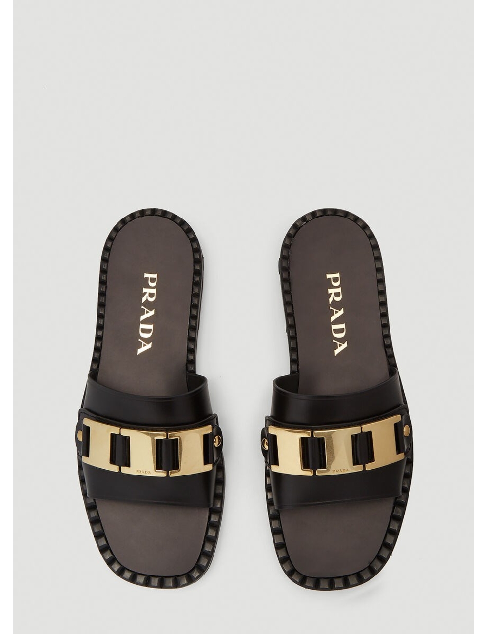 普拉達（Prada）於1913年在米蘭創立，由Miuccia Prada領導的標誌性奢華時尚品牌，以其無可挑剔的細節以及經常相反和矛盾的設計方法而聞名，每個季節都以新穎的方法令我們感到驚訝。帶扣拖鞋採
