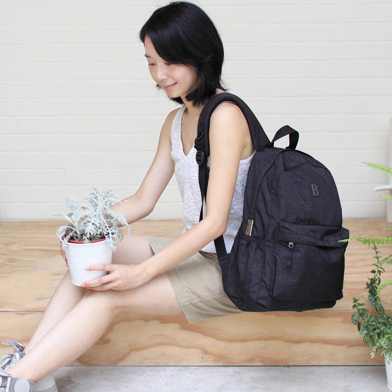 ◆使用不怕壓皺的特殊水洗感尼龍布料 ◆防潑水力極佳&耐重 ◆隱形加大容量 ◆鑰匙專用扣帶 ◆獨特雙側緹花織帶設計 ◆旅行必備的超級神器