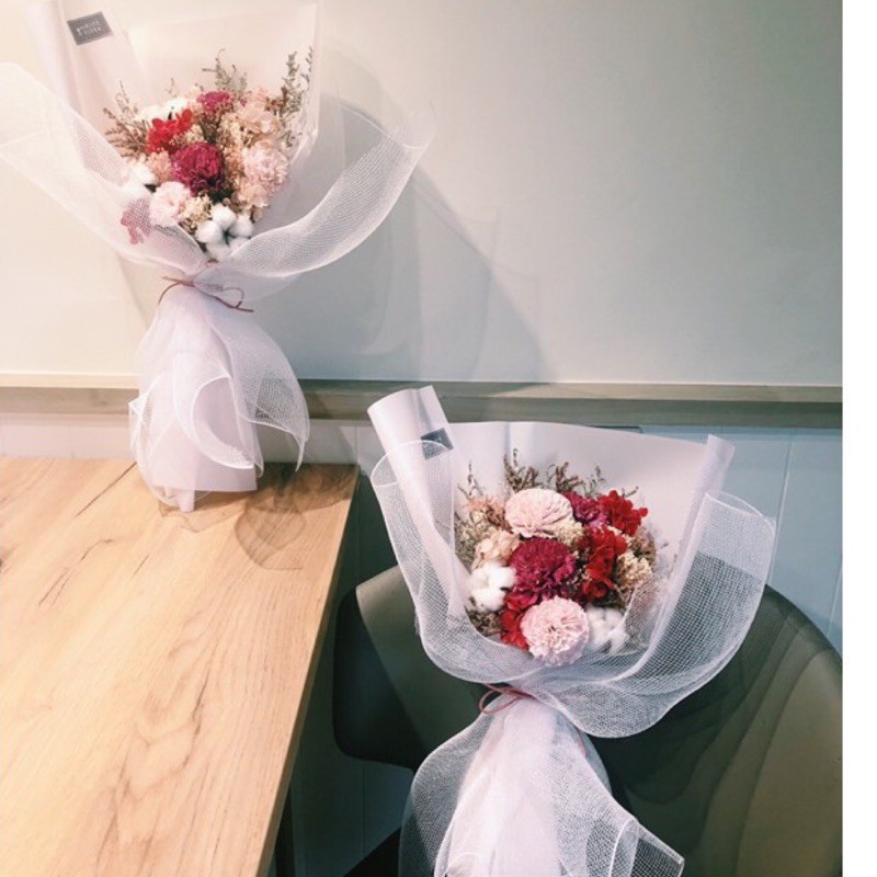 「甜甜的，如妳」乾燥花束/永生花花束這是款由乾燥花與永生花搭配而成的花束，甜甜的配色，粉色紅色為主要的設計，呈現出夢幻的氛圍，營造出種放鬆舒服的感覺。 「尺寸」高度：約50公分（含包裝紙）花徑：約22