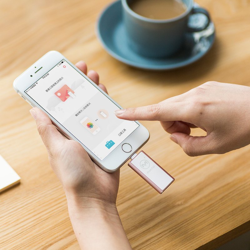 ●口袋相簿二代榮獲百大創新獎 ●蘋果官方MFi認證台灣製造 ●玫瑰金/閃耀銀0.5超薄美型加送 ●唯一有年月日照片整理功能，網友激推好用 ●智慧型照片備份技術，速度全面升級 ●照片整理功能再進化，自訂