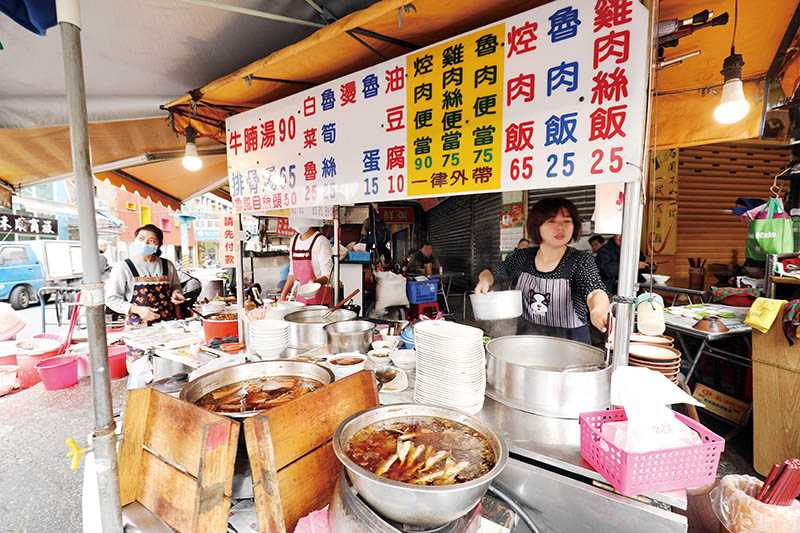 騎樓下的無名小攤，是許多饕客的口袋美食。（圖／于魯光）