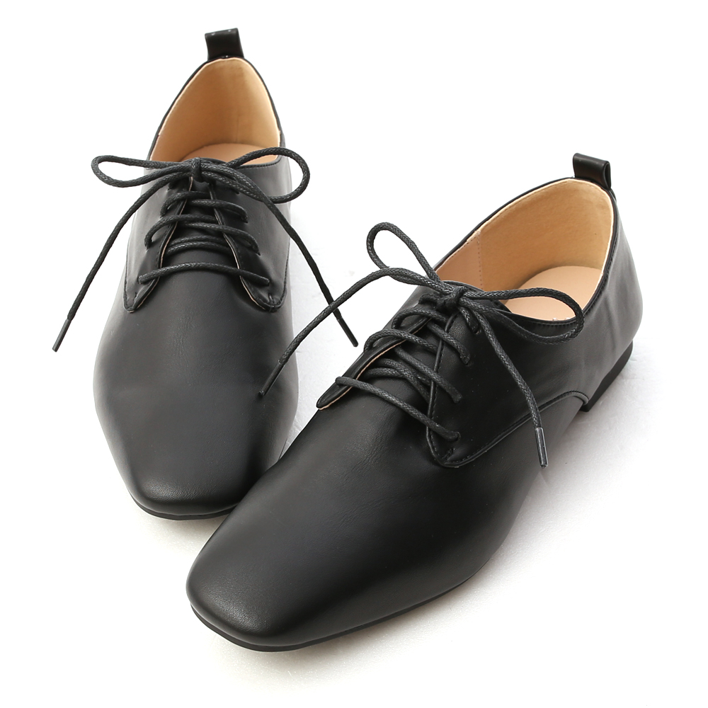 到處都是瘋女人最新聯名款登場! 帶點中性風格的基本款牛津鞋 經典不敗的綁帶造型百搭又實穿 基本造型給人casual隨性的感覺 防滑耐磨鞋底加強與地面的磨擦力 不但好穿好走，更是一年四季的百搭款 實搭性