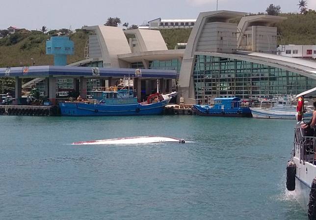墾丁大灣外海海釣船「日翔12號」翻覆 2人落海失聯