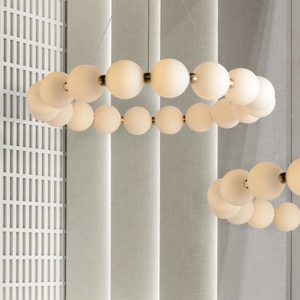圓與圓的串接設計環狀圓潤感搭配金色配件傾斜角度交錯吊掛呈現設計感不只是燈具同時也裝飾居家空間