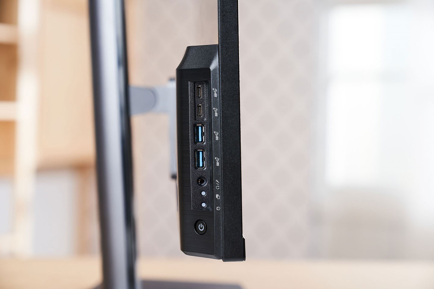 機身左側可以找到更豐富的 I/O 埠，包括兩組 USB 3.2 C 埠、兩組 USB 3.2 A 埠與 3.5 mm 的耳機/麥克風二合一孔，以及指示燈號與電源按鈕。