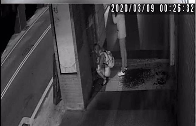 妙齡女就地噴射「奶茶」 衝擊網友視覺：好像聞到味道