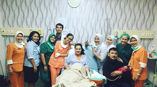 Atiqah Hasiholan dan Rio Dewanto Dikaruniai Anak Pertama