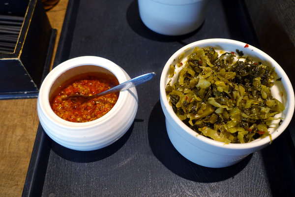 牛莊園牛肉麵，大安區四維路美食，科技大樓站牛肉麵，香煎雪花牛肉麵、蔬果湯頭牛肉麵，成功國宅旁得獎牛肉麵(含牛莊園菜單)