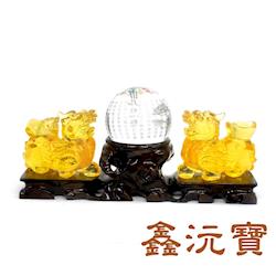 ◎貔貅咬錢只進不出|◎黃琉璃 開運招偏財|◎六字箴言心經球,守護主人◎內容：琉璃貔貅x1對、琉璃球x1、木座x1◎主石：琉璃（玻璃）◎配件材質：木座◎尺寸：貔貅約3x10x8cm、琉璃球約6~7mm◎