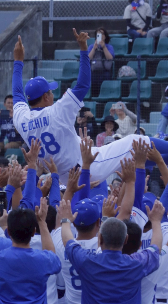 だから僕たちみんな野球場へ行こう