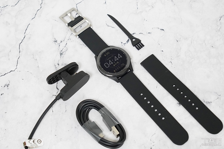 盒內包裝包含手錶本體、一長一短的錶帶、micro USB 充電線、夾式充電器、充電接點清潔工具、說明書。
