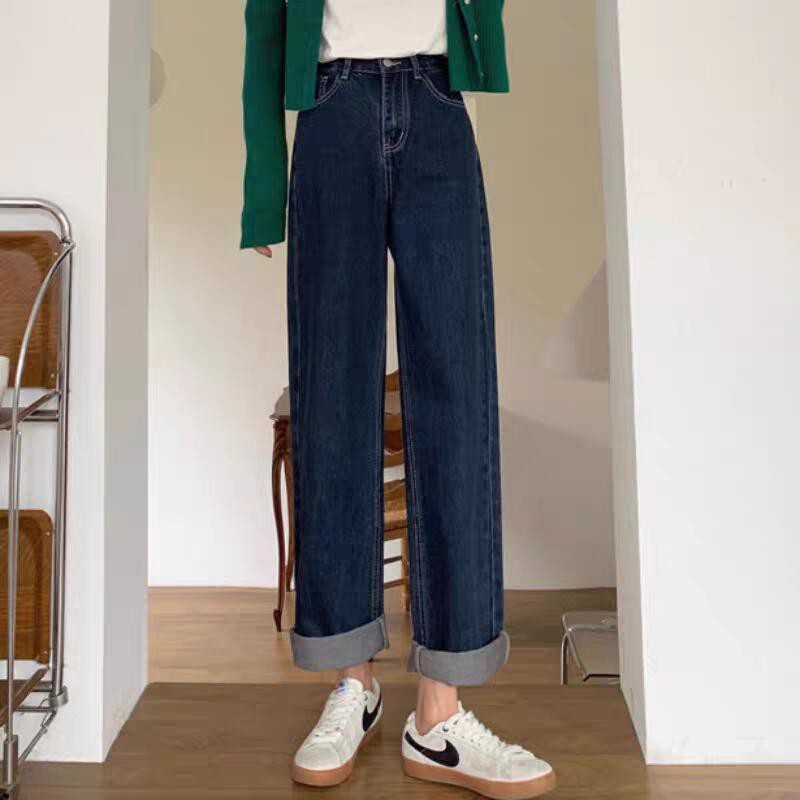 加絨深藍色牛仔褲女高腰顯瘦秋冬外穿韓版寬松直筒闊腿褲女拖地褲實屬回饋的款~質量做工都挺好的，每個細節都做的很好！ 更多撩人單品，請關注賣場，超多日韓时尚裝備等你來！！！產品介紹商品材質：棉+聚酯纖維+其他面料銷售單位：件產地：大陸廣州商品特點：顯瘦，時尚，個性，學院學生。 尺碼詳情商品尺碼圖在最後兩張圖片，請往後翻圖片！由於手工測量尺寸，可能存在2-4cm的誤差。對碼數不確定的，請聯繫客服推薦哦！溫馨提示秋/冬季商品體積和重量較大，為避免包裹超材無法配送，購買多件商品清注意分開訂單下單！如有疑問，請先聯繫客服咨詢後再下單。部分新產品的紐扣孔未剪開，屬於正常現象。同款不同顏色/尺寸可能由於不同廠家供貨，尺寸/顏色會有點相差。出貨時間與流程1.所有商品皆會在下單3天內出貨，以出貨時間開始算，约5-8天到達門市。2.我們是海外賣家，商品從深圳發出，運送途中需要過海關，如急需請聯繫客服後再下單。3.所有商品出貨前都會仔細檢查，如有缺貨會進行通知。4.訂單提示的完成付款時間不是取貨時間，取貨時間請以收到的簡訊為準。5.包裹到達門市後請及時取件，最長取貨時限為包裹到門市後7天以內。不取件或超過取貨時限會導致包裹退回，造成我們直接損失包裹！6.請買家收到貨務必再檢查，取貨後如有任何問題請先與我們聯繫，不要著急差評，我們一定給您解決問題。#現貨 #百搭 #韓版 #韓妞必備 #顯瘦 #時尚 #寬鬆 #學院風 #女生衣著 #休閒 #快速出貨