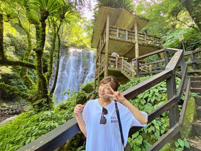 三峽熊空茶園｜滿月園森林遊樂區，園區內擁有瀑布、楓紅、蝴蝶、多種鳥類與蕨類，並鋪設有多條步道相互串連