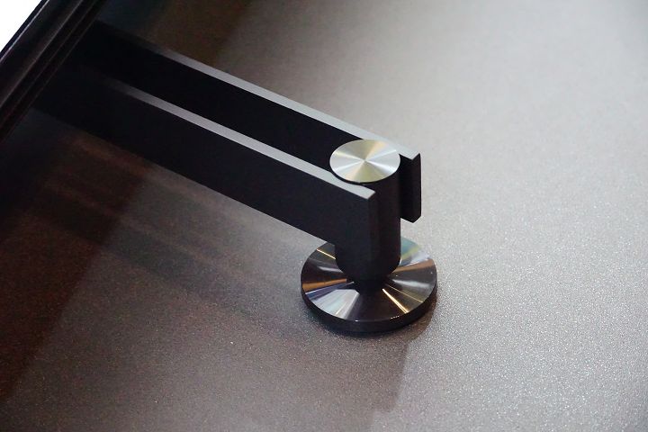 為了支撐 85 吋液晶電視的重量，Z9G 腳座也特別加強承重設計。