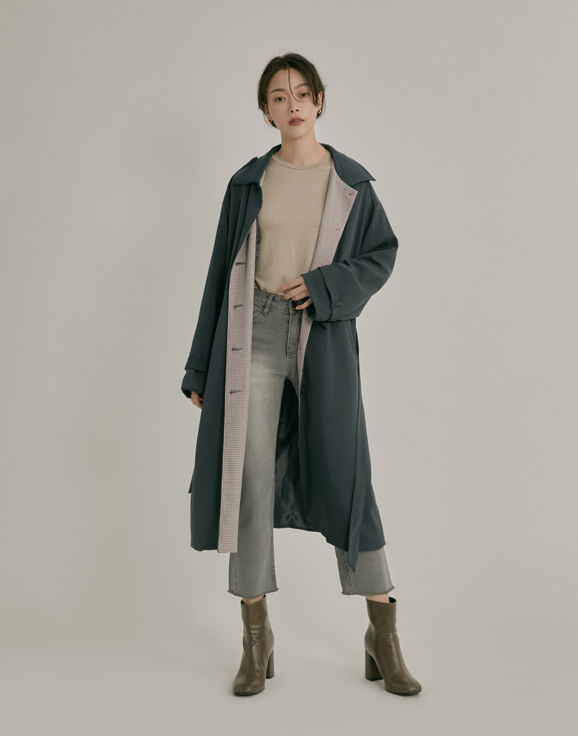 彈性：適中 親膚舒適的風衣面料、有內裡、領內格紋印花、壓釦設計、袖口和腰後附綁帶