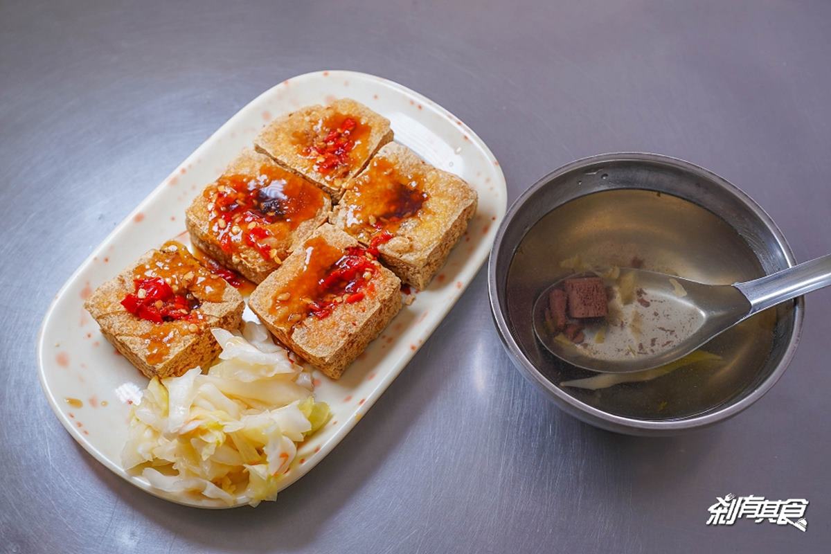 豬血湯免費喝到飽！台中「車站老牌臭豆腐」外脆內嫩，在地人下午茶推這家