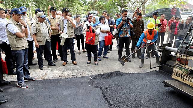 Jalan Aspal dengan Campuran Limbah Plastik Mulai Dibangun di Bali