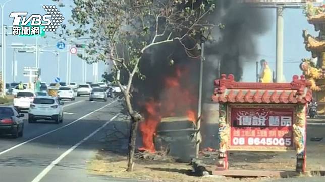 男子疑似為了逼車不慎自撞。（圖／TVBS）