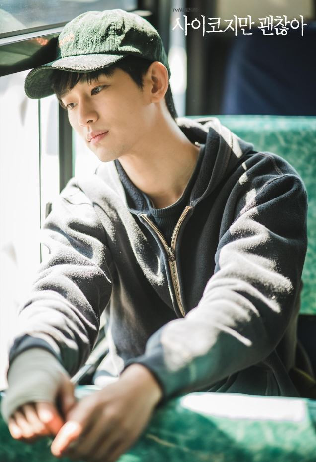 《雖然是精神病但沒關係》金秀賢造型解析：鋼太穿舊T，反應他低調&照顧者的情況