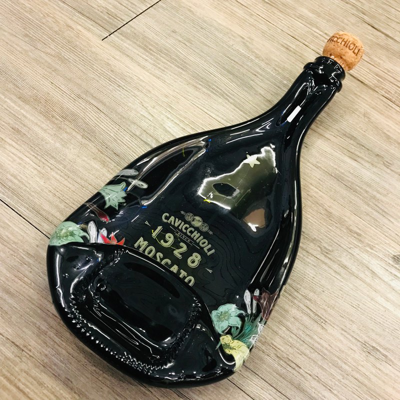 ✸百花盛放的仲夏之夢 來自美食重鎮Emilia-Romagna大區的義大利氣泡酒老牌Cavicchioli，最能代表義大利 沒有喝過Moscato，不要說你喝過義大利酒。 如同浪漫而不拘小節的義大利人