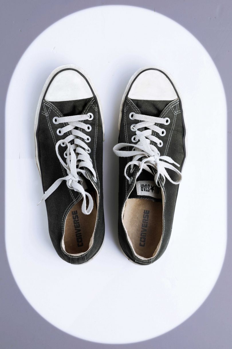 CONVERSE 黑色低筒鞋／1,580元（攝影／戴世平）