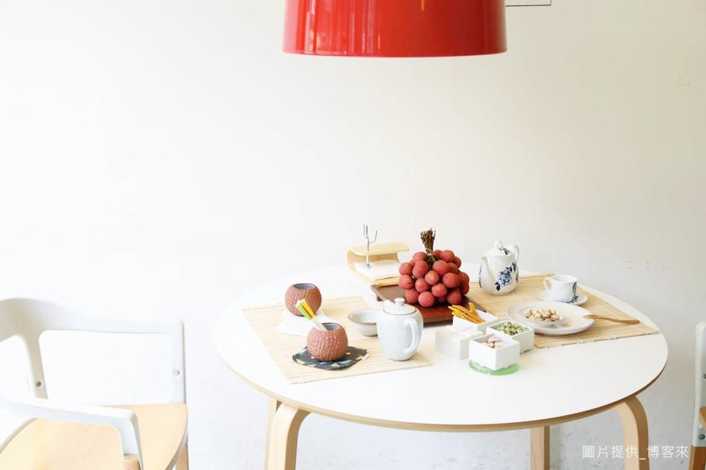 台灣手作食器有著溫潤、質樸的性質，多以陶製食器為主